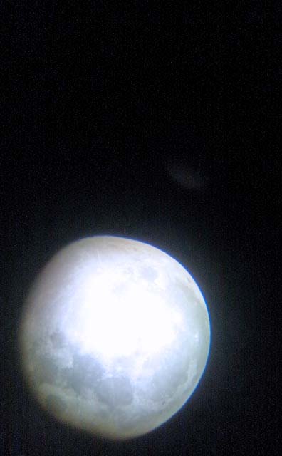 望遠鏡で見る満月